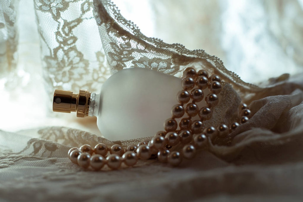 Parfumfles met parels - Foto, afbeelding