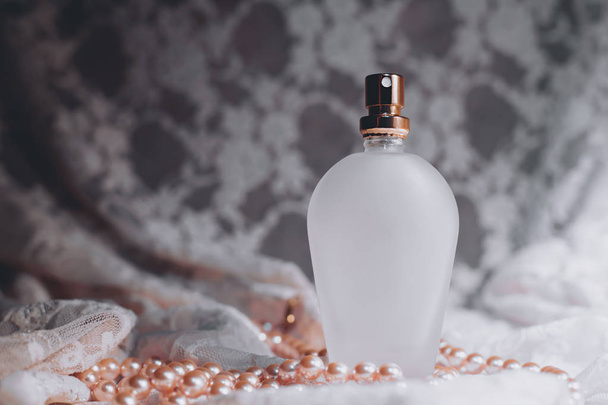 frasco de perfume en tela guipure
 - Foto, Imagen