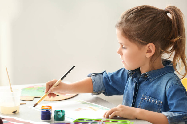 Little girl painting  - Zdjęcie, obraz