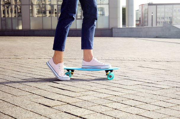 Hipster girl skateboarding outdoors - Foto, Imagem