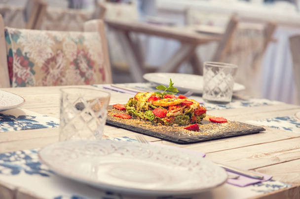 Γκουρμέ Χορτόπιτα όμορφα διακοσμημένα και σερβιρισμένη σε πιάτο γραφίτη - Φωτογραφία, εικόνα