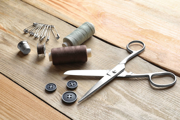 Accessories for tailoring on wooden table - Foto, Imagem