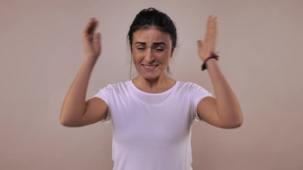 Kobieta pokazuje znak zły muzyki - Materiał filmowy, wideo