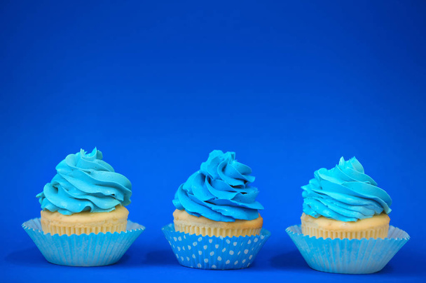 Tasty cupcakes on color background - Foto, Imagen