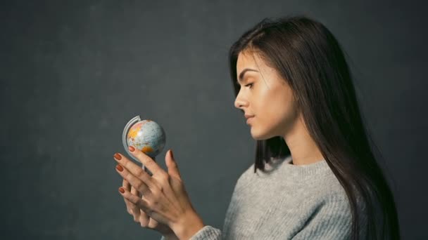 Girl Observes the Globe - Materiaali, video