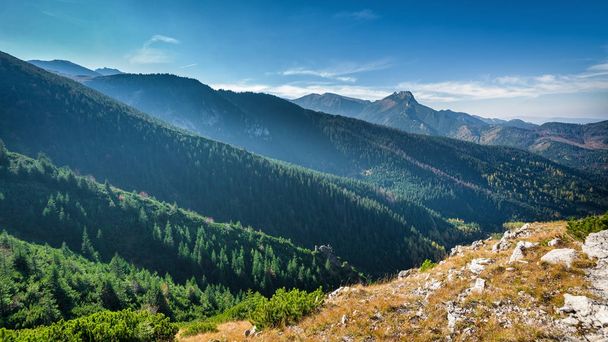 Hegycsúcs Giewont szorosban dombok között. Tatra ruhát hegyi - Fotó, kép