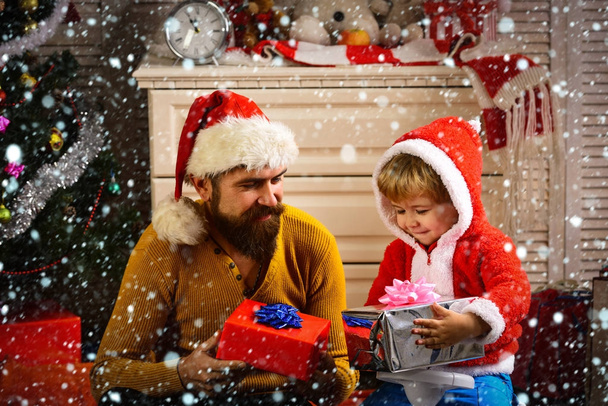 Père Noël enfant, homme barbu à l'arbre de Noël
. - Photo, image