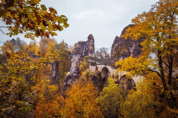 Ponte Bastei na paisagem de outono
 - Foto, Imagem
