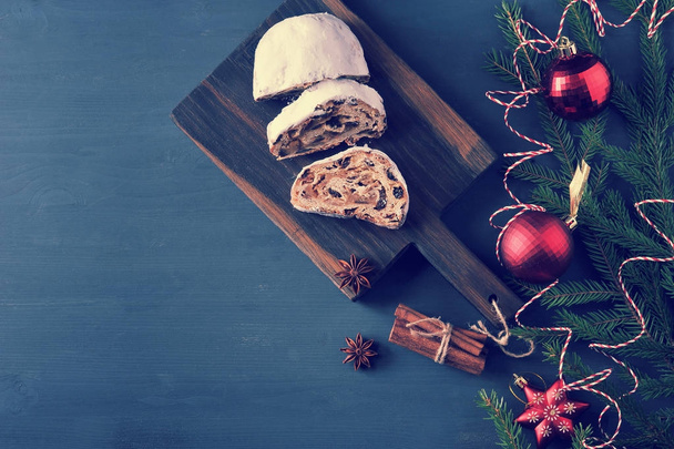 gâteau de Noël traditionnel avec raisins secs et noix avec branche d'arbre
 - Photo, image