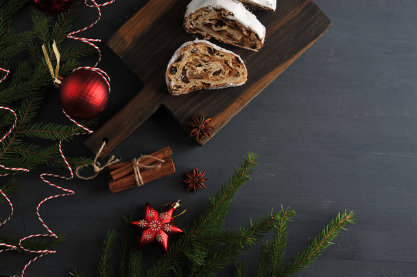 традиційний різдвяний торт з родзинками та горіхами з гілками дерева
 - Фото, зображення