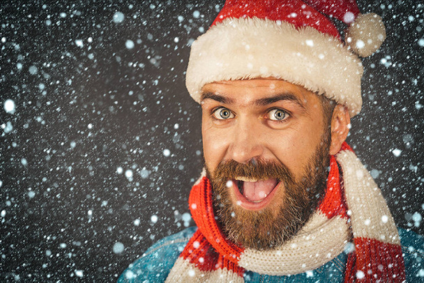 Christmas man smile in santa hat and scarf - Foto, Bild