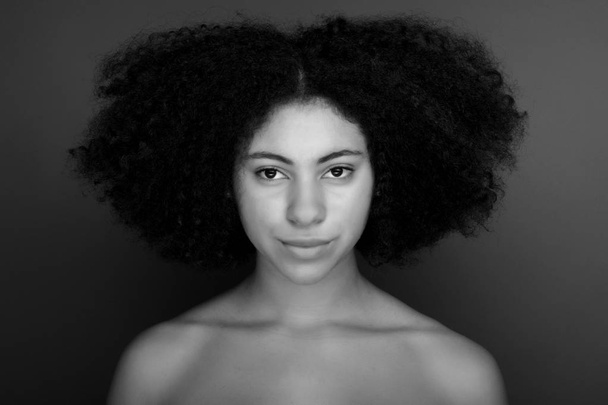 Portret van mooie afro Amerikaanse vrouw - Foto, afbeelding