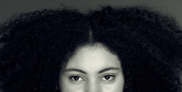 Portret van jong Afrikaans Amerikaans meisje met afro . - Foto, afbeelding