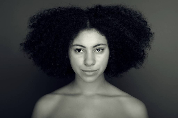 Retrato de joven afroamericana con afro . - Foto, Imagen