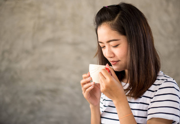 Portrét asijské dívky pití horké kávy - Fotografie, Obrázek