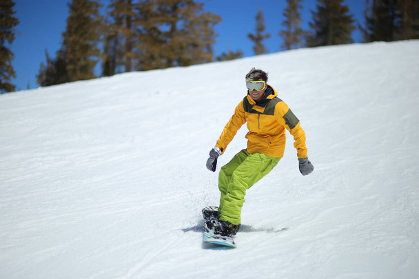 conceito de snowboard colorido brilhante, humor positivo. Passeio de snowboarder na neve nova na estância de esqui
 - Foto, Imagem
