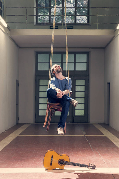 Man hanging, interior - Zdjęcie, obraz