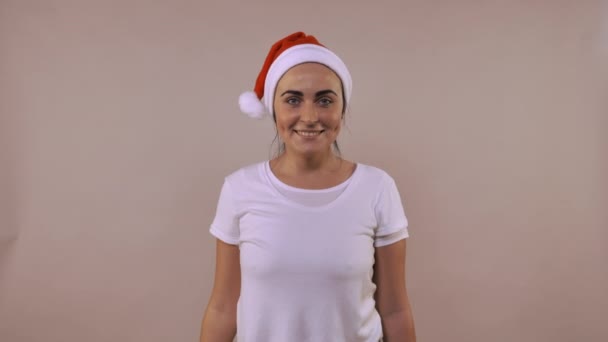 cheerful female posing christmas hat - Filmmaterial, Video