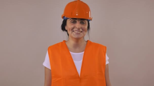 vidám női munkavállaló biztonsági mellény - Felvétel, videó