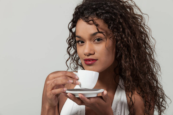 Portrait of a girl with a cup of coffee - Foto, Bild