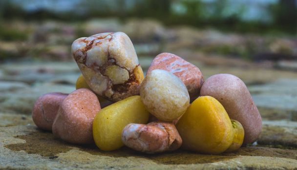 Renkli mermer çakıl ve yarı değerli taşlar arka plan cilalı - Fotoğraf, Görsel