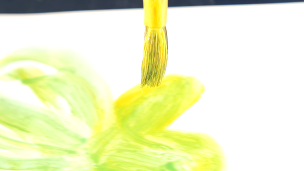 Close-up van een kwast. 4k, Slowmotion, dompel penseel in gele verf - Video