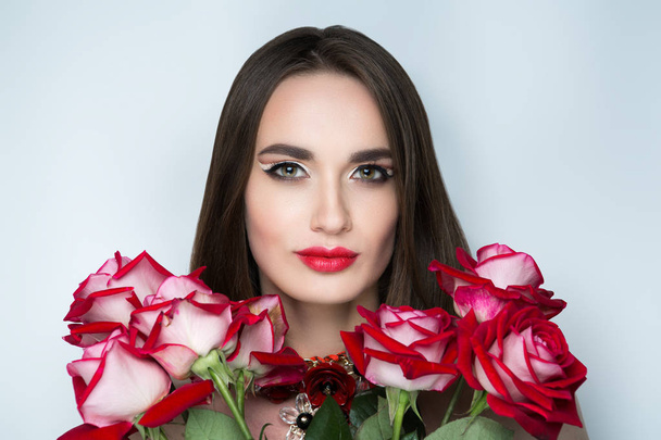 woman with pink roses - Zdjęcie, obraz