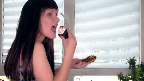 sonriente embarazada mujer comer pastel
 - Imágenes, Vídeo