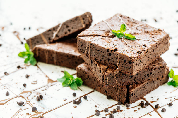 Zoete dessert met chocolade brownies op witte stenen achtergrond - Foto, afbeelding