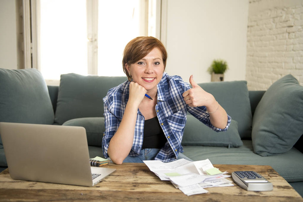 Bankacılık ve ev kredi kartı ve aylık giderleri ile bilgisayar laptop evrak işi muhasebe mutlu kadın - Fotoğraf, Görsel