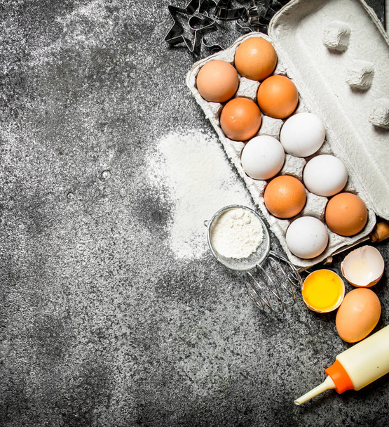 Baking background.Fresh eggs from the scattered flour. - Foto, Bild