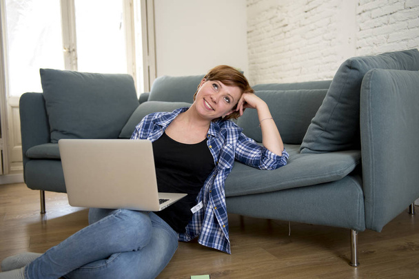 молодая привлекательная и счастливая женщина дома диван расслабленной и мечтательной с помощью компьютера ноутбук покупки он-лайн улыбаясь взволнован
  - Фото, изображение