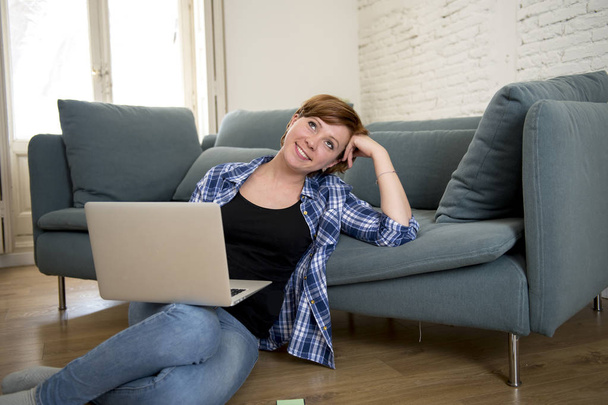 молодая привлекательная и счастливая женщина дома диван расслабленной и мечтательной
 - Фото, изображение