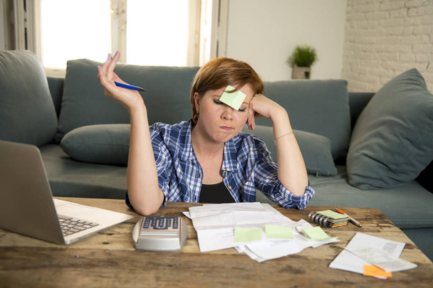mujer desesperada banca y contabilidad casa mensual y gastos de tarjeta de crédito con computadora portátil haciendo papeleo
 - Foto, imagen