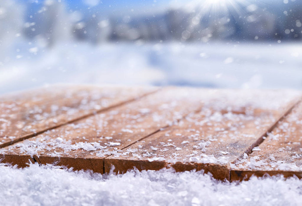 Ξύλινο τραπέζι κορυφή καλυμμένο με χιόνι με χριστουγεννιάτικα, χειμώνα και s - Φωτογραφία, εικόνα
