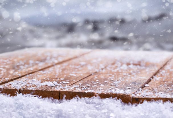 Drewniany blat pokryte śniegiem z Choinka, zima i s - Zdjęcie, obraz