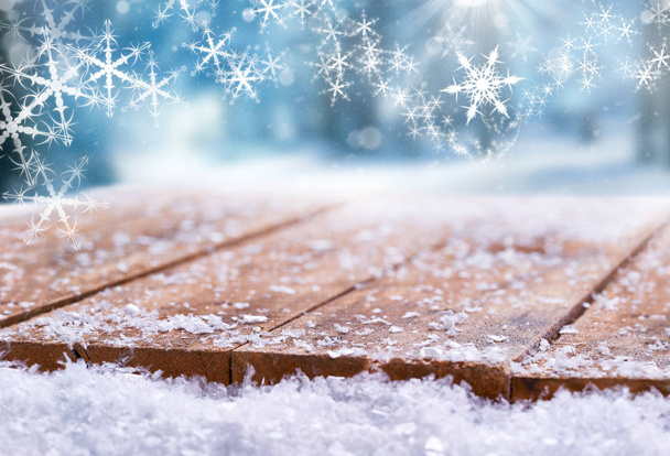 Fából készült asztallap fedett hóban, karácsonyi, téli és s - Fotó, kép