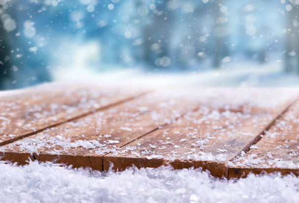 Ξύλινο τραπέζι κορυφή καλυμμένο με χιόνι με χριστουγεννιάτικα, χειμώνα και s - Φωτογραφία, εικόνα