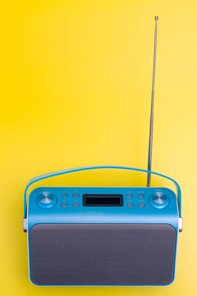 A új digitális kék radio, amely stilizált art retro stílusú rádió felülnézet. - Fotó, kép