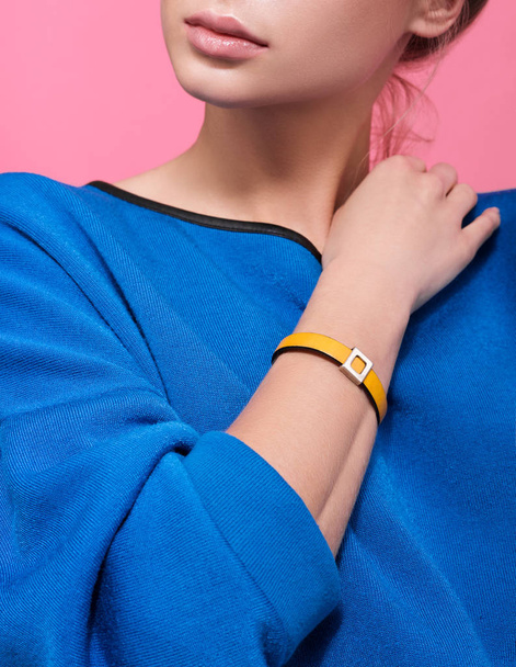 Bracelet en cuir jaune sur le bras d'une jeune femme. Accessoires faits main
 - Photo, image