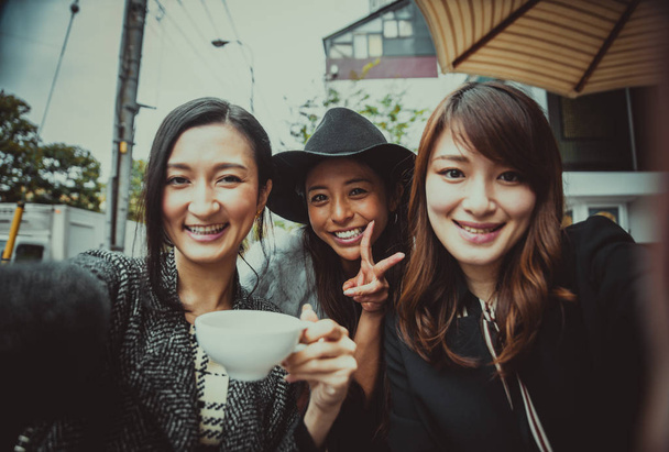 Group of japanese women spending time in Tokyo - Foto, Bild