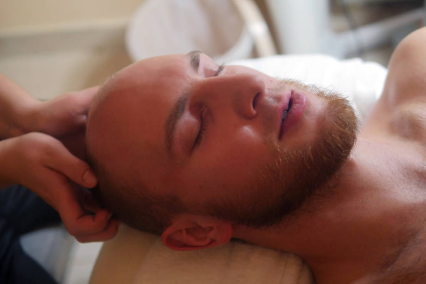 Spa, masaje de cabeza, terapia manual
 - Foto, imagen