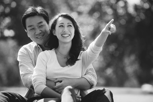 Middle age couple spending time together in Tokyo on a sunny aut - 写真・画像