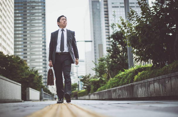 Senior business man moments on the streets of Tokyo - Foto, Imagem