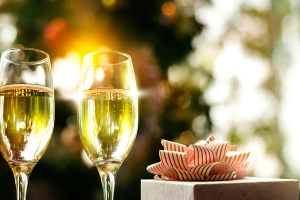 Festa di Natale bevendo concetto, bicchiere di champagne con regalo b
 - Foto, immagini