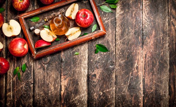 Apple cider vinegar, red apples in the old tray . - Fotó, kép