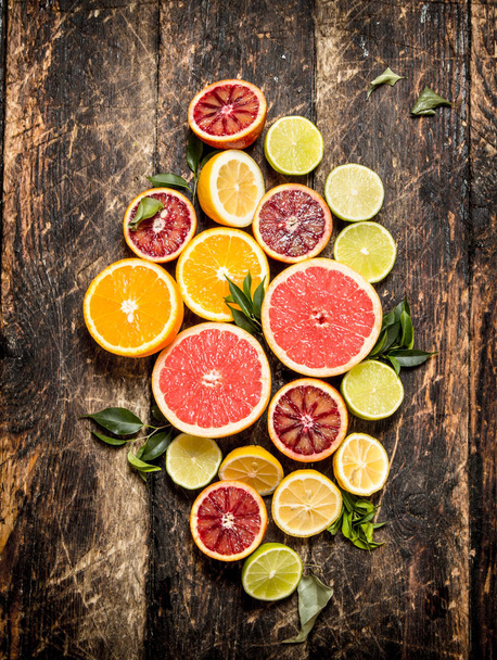 Citrus background. Fresh citrus fruits - Lemons, oranges, limes, grapefruits. - Foto, afbeelding