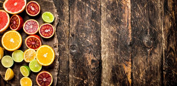 Citrus background. Fresh citrus fruit On a cutting Board. - Foto, imagen