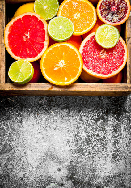 Citrus background. Fresh citrus fruit in an old box. - Foto, afbeelding