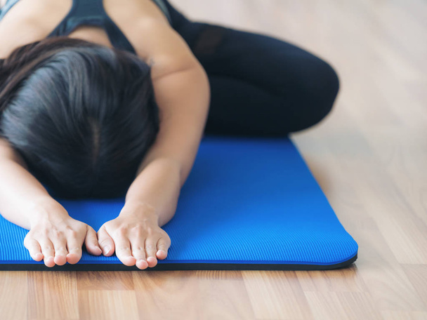mujer practicando yoga pose en gimnasio
 - Foto, imagen